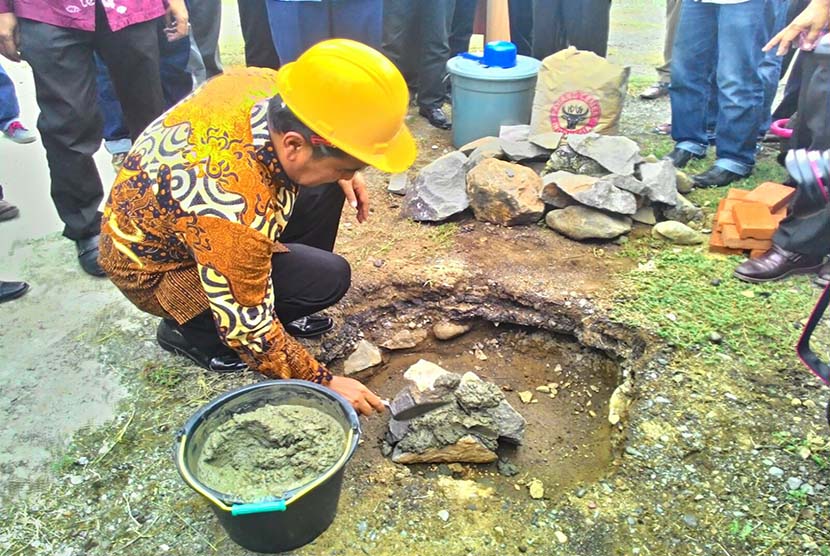 Peletakan Batu Pertama Rumah Gemilang Indonesia (RGI) Aceh oleh Pak Budiono Ketua Bidang Pendidikan YPI Al Azhar perwakilan Al Azhar.