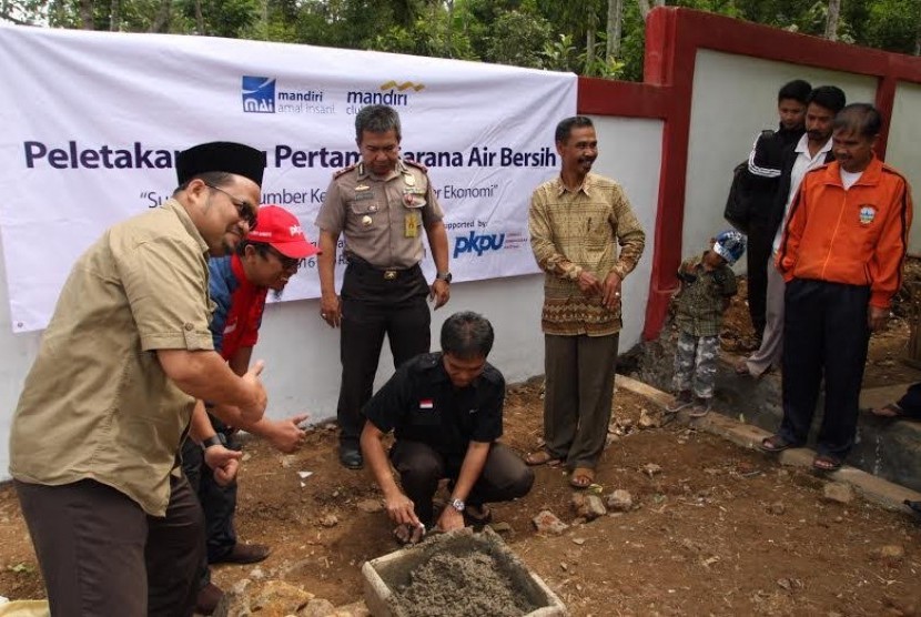 Peletakan batu pertama sumber air di desa Mekarmukti bantuan dari BPZIS Mandiri dan PKPU.