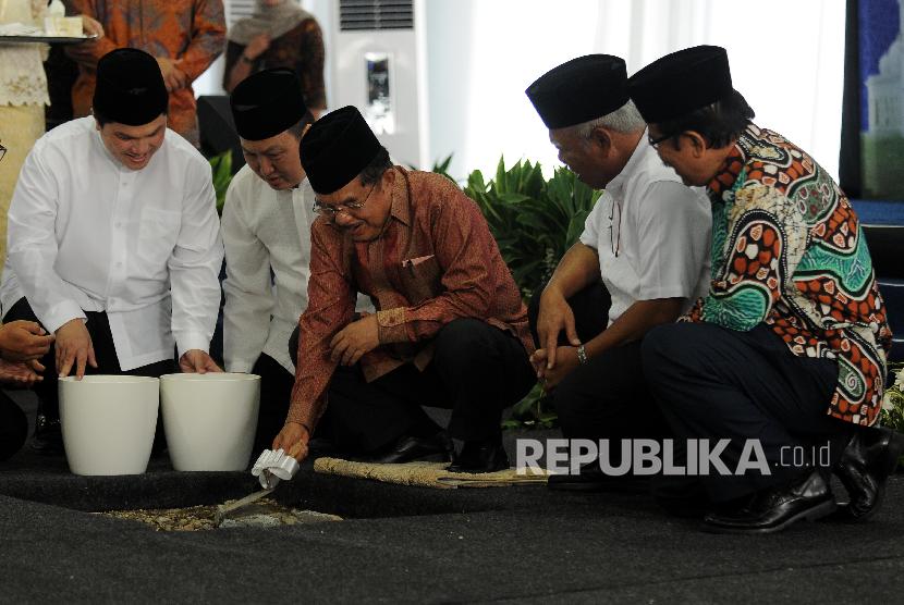 Peletakan Batu Pertama. Wakil Presiden Jusuf Kalla (tengah) yang juga Ketua Umum Dewan Masjid Indonesia bersama Komisaris Utama Republika Erick Thohir (kiri), Direktur PT Adaro Energy Tbk Garibaldi Thohir (kedua kiri) , Menteri Pekerjaan Umum dan Perumahan Rakyat Basuki Hadimuljono (kedua kanan) dan Menteri Agraria dan Tata Ruang/Kepala BPN Sofyan Djalil (kanan).