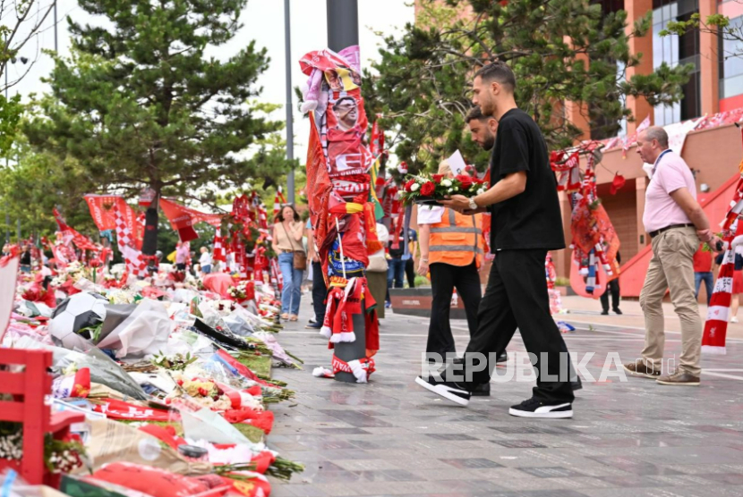 Peletakkan karangan bunga Manchester United untuk Diogo Jota di luar Stadion Anfield diwakili oleh kapten tim Bruno Fernandes, bek kanan Diogo Dalot, dan pelatih Ruben Amorim, Senin (14/7/2025).