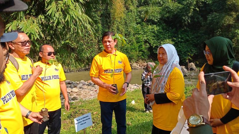 Pelija Foundation saat menanam 200 pohon di Soreang, Kabupaten Bandung