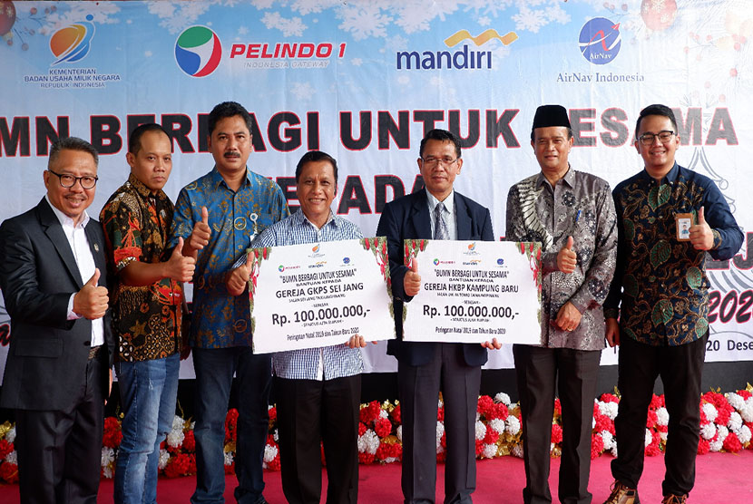 Pelindo 1, Bank Mandiri dan AirNav Indonesia menggelar kegiatan BUMN Berbagi Kasih untuk Sesama di TanjungPinang baru-baru ini.. 