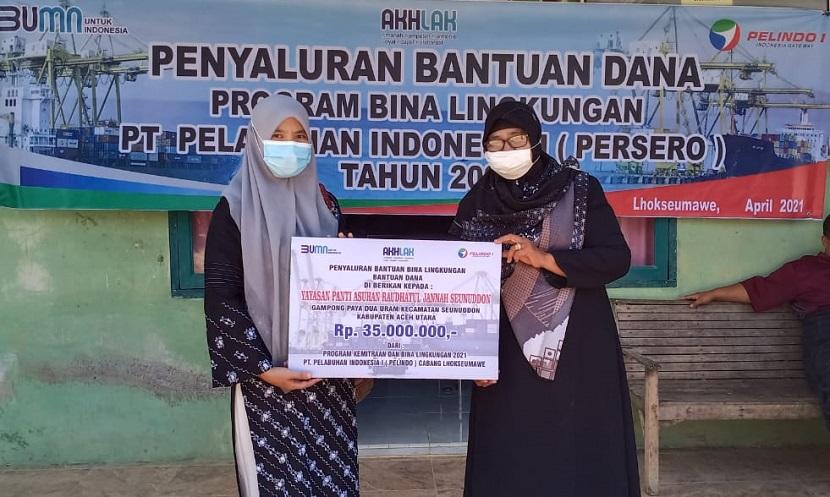 Pelindo 1 Cabang Lhokseumawe menyalurkan bantuan program bina lingkungan sebesar Rp 35 juta kepada Yayasan Panti Asuhan Raudhatul Jannah Desa Paya Dua Uram, Kecamatan Seunuddon, Kabupaten Aceh Utara pada Kamis (8/4).