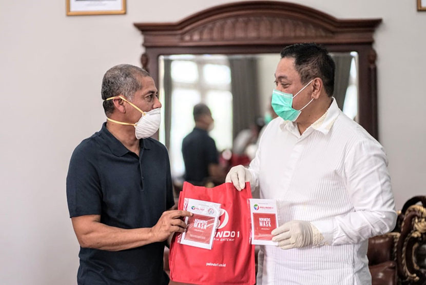 Pelindo I Medan membagikan masker kain kepada masyarakat. Total masker yang dibagikan sebanyak 6.000 masker