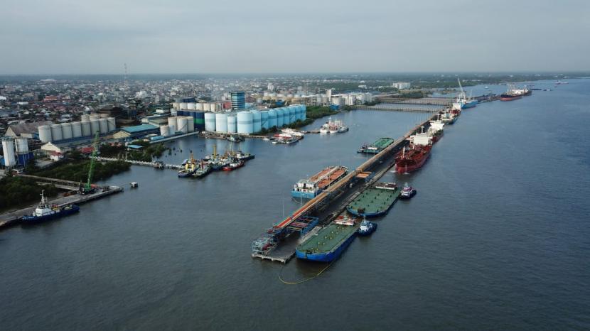Pelindo I. PT Pelabuhan Indonesia (Pelindo) I (Persero) mencatat peningkatan arus bongkar muat peti kemas sepanjang semester pertama 2021.