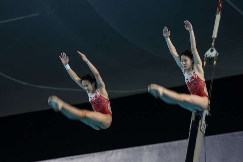 Peloncat Indah Cina Zhang Jiaqi dan Zhang Minjie melakukan loncatan pada Final Loncat Indah Putri Platform 10 meter Sinkronisasi Asian Games ke-18 Tahun 2018 di Aquatic Center, Gelora Bung Karno, Jakarta, Selasa (28/8). Tim Cina berhasil meraih medali emas. 