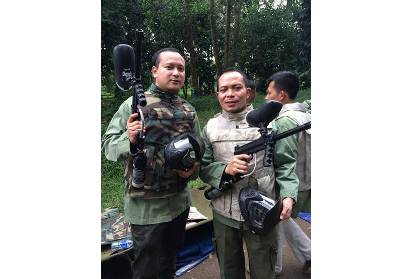 Pelopor Komunitas Banteng Muda (KBM) Banyu Biru Djarot (kiri) bersama Ketua Garda Bangsa PKB M Hanif Dhakiri (kanan) saat melakukan kegiatan bersama