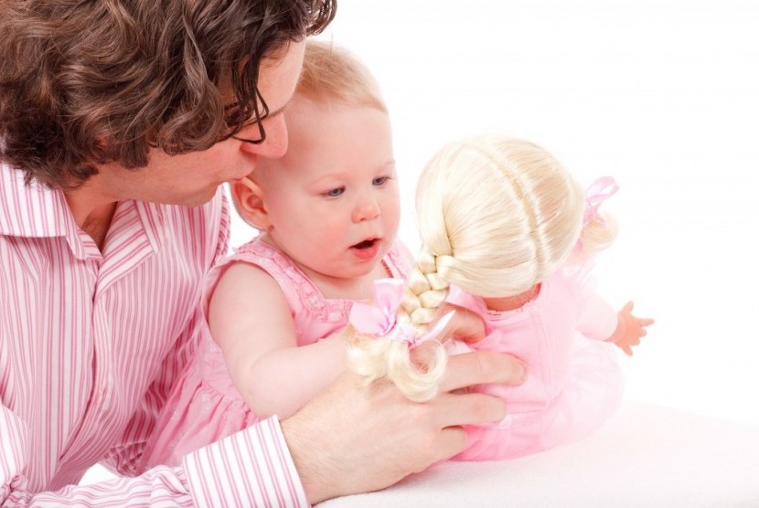 Pelukan hingga pijatan lembut dari orang tua bisa membantu membuat anak merasa lebih baik saat sakit.