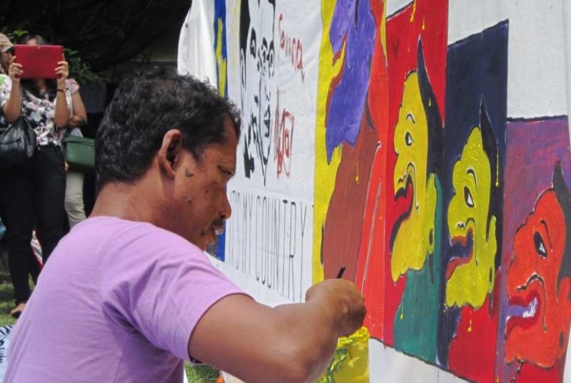 Pelukis art brut Dwi Putro Mulyono alias Pakwi tampil di Pasar Seni ITB
