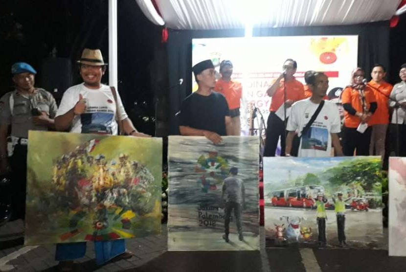 Pelukis asal Malang, Jawa Timur, Dwi Sarmuji (kiri) terpilih menjadi pemenang lomba lukis bertajuk 