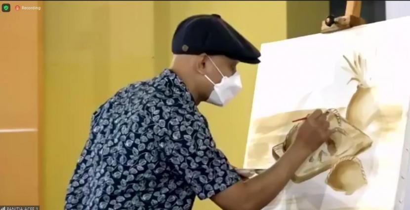 Pelukis Dwi Rustanto mendemonstrasikan  cara melukis dengan media kopi di ajang Agrianitas Craft and Food Festival (ACFF) 2021