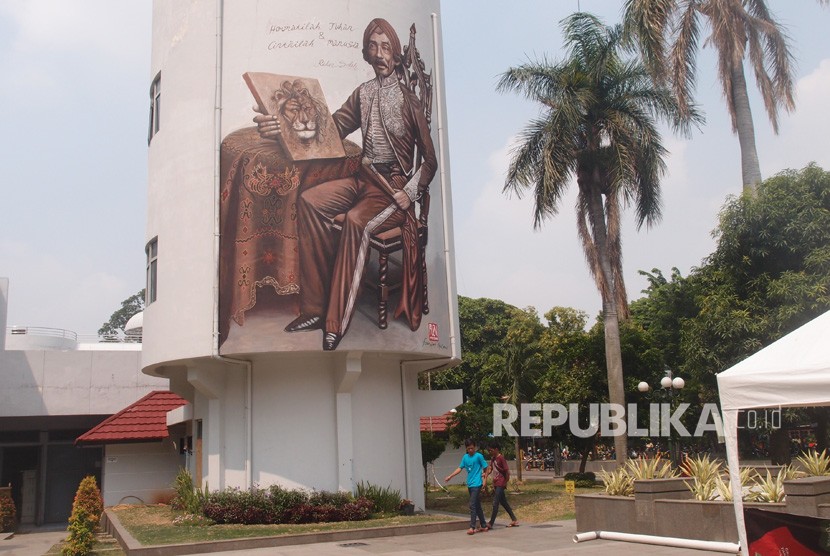 Pelukis Raden Saleh (1811-1880) dalam lukisan mural di sebuah dinding di Taman Ismail Marzuki, Pusat Kesenian Jakarta, Jakarta, Rabu (21/11/2018). 