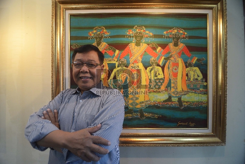 Pelukis, Sarnadi Adam berfoto di depan lukisan betawi nya di Pendopo Batik, Museum Tekstil, Jakarta barat, Ahad, (7/12).
