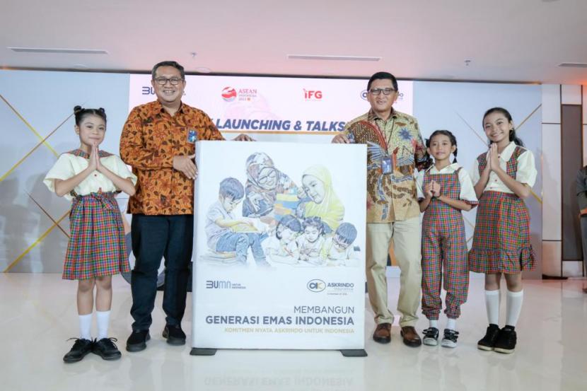 Peluncuram buku buku TJSL Membangun Generasi Emas Indonesia. 