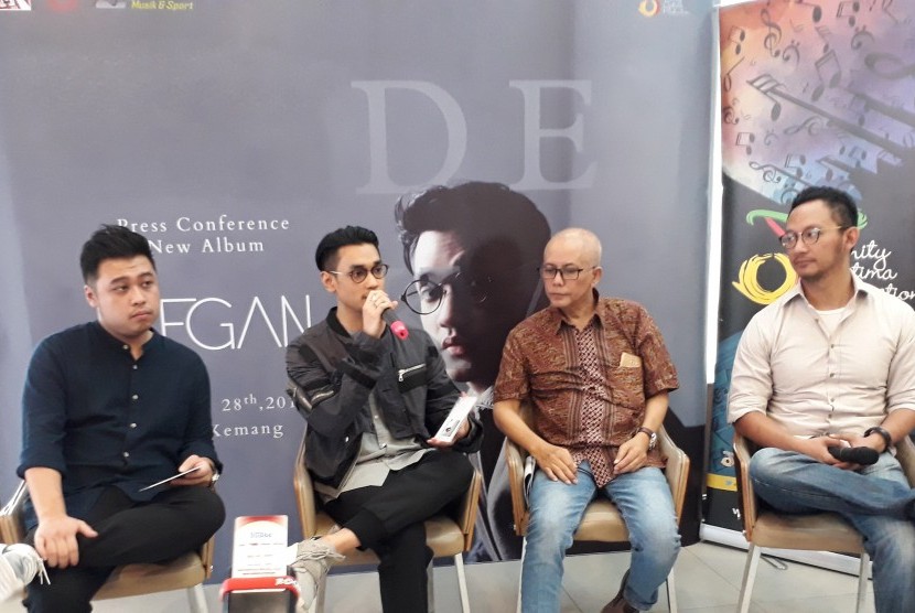 Peluncuran album Dekade oleh penyanyi Afgan (kedua dari kiri).