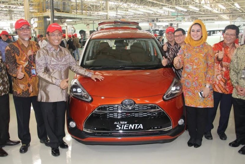 peluncuran All New Sienta produksi PT Toyota Motor Manufacturing Indonesia (TMMIN) di Karawang, Senin (25/7).