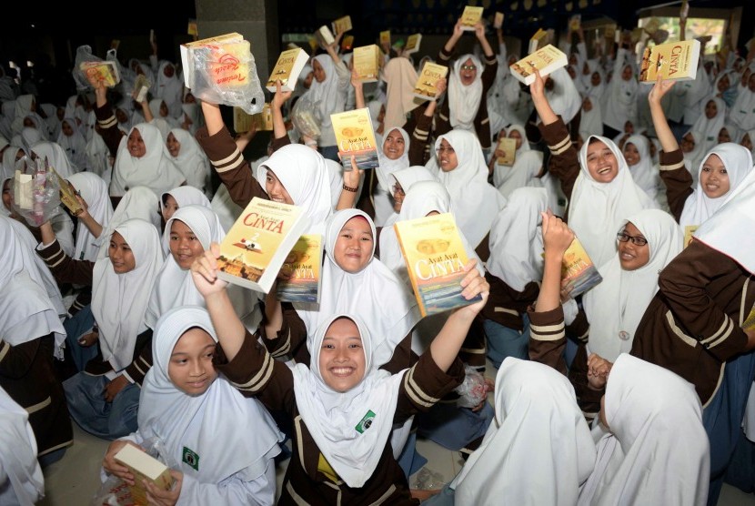 Peluncuran Ayat-Ayat Cinta 2. Sejumlah pelajar mengikuti peluncuran perdana buku Ayat-Ayat Cinta 2 di Pondok Pesantren Modern Ummul Quro Al-Islami di Lewiliang, Bogor, Jawa Barat, Kamis (26/11).