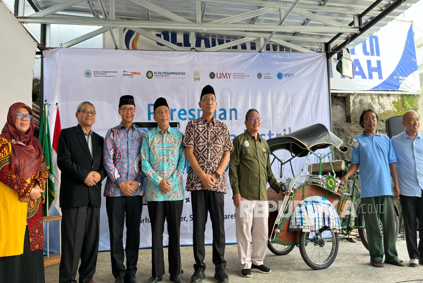 Peluncuran becak listrik yang diinisiasi oleh Majelis Pemberdayaan Masyarakat (MPM) PP Muhammadiyah di halaman Hotel SM Tower, Yogyakarta, Sabtu (15/3/2025). Melalui ini, Muhammadiyah memberdayakan Paguyuban Abang Becak KH. Ahmad Dahlan (PABELAN).