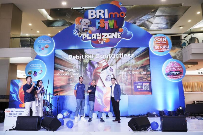 Peluncuran BRI Contactless di Kota Kasablanka, Jakarta. Debit BRI Contactless memiliki fitur multicurrency yang memungkinkan 11 mata uang dalam 1 kartu