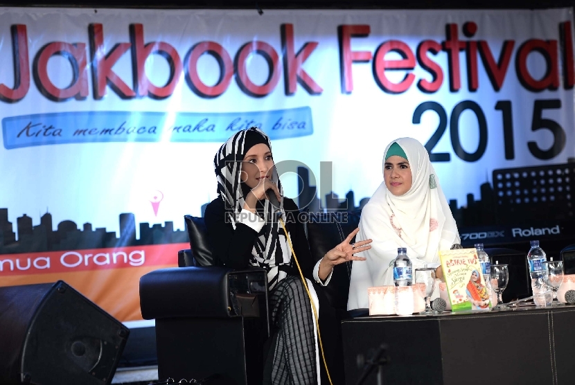 Peluncuran Buku Astrie Ivo. (dari kiri) Selebriti Inneke Koesherawati bersama Selebriti sekaligus penulis buku Astrie Ivo menjadi pembicara saat peluncuran buku di sela gelaran JakBook Edu Fair 2015 di Parkir Timur Senayan, Jakarta, Rabu (29/7).