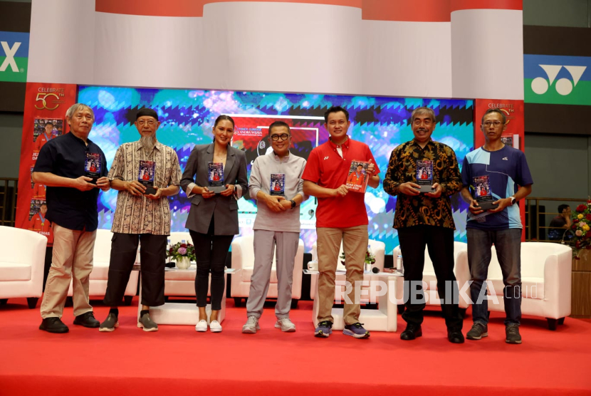 Peluncuran buku berjudul Jejak Emas dari Atas karya wartawan senior Broto Happy Wondomisnowo berlangsung di Daihatsu Yonex-Sunrise Candra Wijaya International Badminton Centre (DYSCWIBC), Serpong, Tangerang Selatan, Banten, Sabtu (13/9/2025). Buku ini memuat kisah perjalanan karier legenda bulu tangkis Indonesia Candra Wijaya.