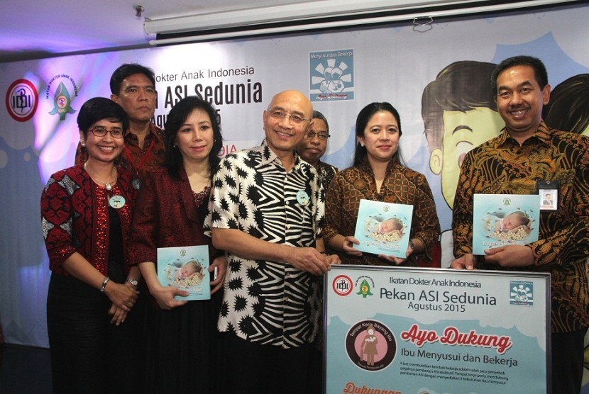  Peluncuran buku Breastfeeding For Sick Babies di acara Pekan ASI Sedunia. Hadir Puan Maharani, Menteri Koordinator Bidang Pembangunan Manusia dan Kebudayaan RI, (dua dari kanan) dan Muhammad Awalludin , Direktur Enterprise dan Business Service TELKOM ( pa