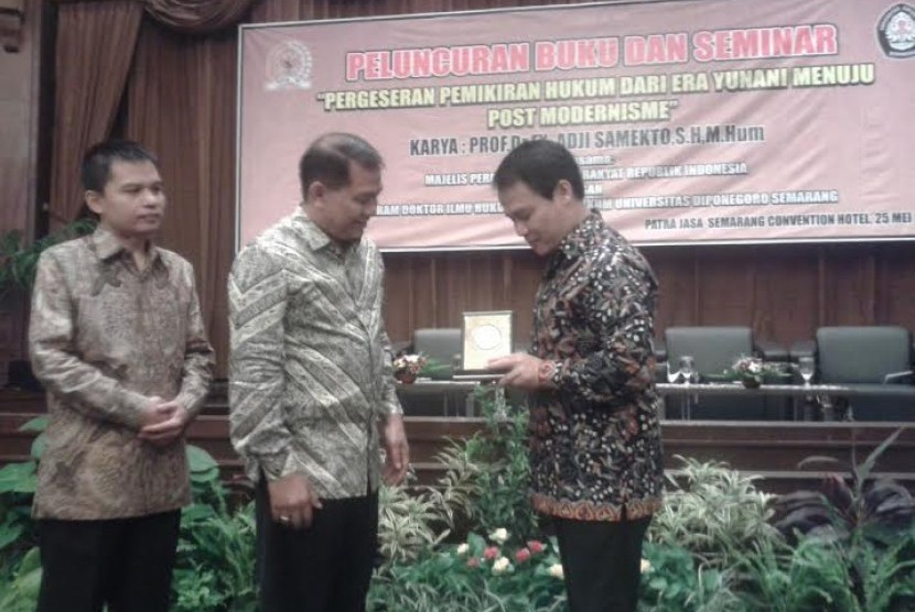 peluncuran buku dan seminar bertajuk 'Pergeseran Pemikiran Hukum Dari Era Yunani Menuju Post Modernisme', kerjasama MPR RI dengan Program Doktor Ilmu Hukum Universitas Diponegoro Semarang, diikuti sekitar 300 peserta dari kalangan dosen, mahasiswa dan elem