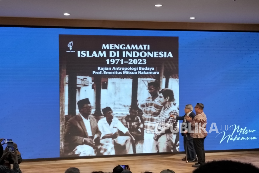 Peluncuran buku karya antropolog Jepang Prof Mitsuo Nakamura berjudul Mengamati Islam di Indonesia 1971-2023 di Gedung Sardjito, Kampus Terpadu UII, Selasa (23/9/2025).
