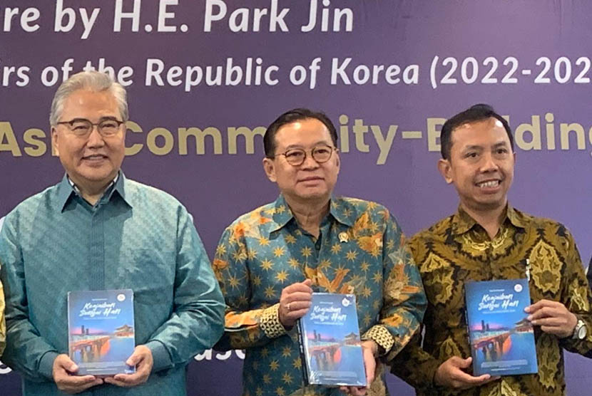 Peluncuran buku 'Keajaiban Sungai Han: Korea Selatan Mengguncang Dunia' karya Sigit Aris Prasetyo (pojok kanan) di Gedung CSIS Jakarta, Jumat (18/10/2024).