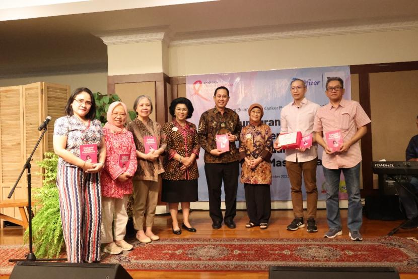 Peluncuran buku panduan seputar informasi kanker payudara oleh Yayasan Kanker Payudara Indonesia (YKPI) berjudul Pahami Kanker Payudara untuk Pendamping Kesehatan Masyarakat