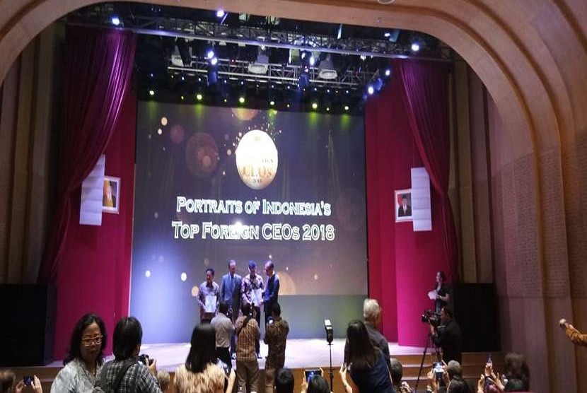  peluncuran buku Potrait's of Indonesia's Top Foreign CEOs 2018 di Auditorium Perpustakaan Nasional (Perpusnas), Jakarta Pusat pada Kamis (4/10). Buku yang diterbitkan PT Warta Aksara Sakti tersebut mengulas tentang 14 Chief Executive Officer (CEO) asal mancanegara yang berkarier di Indonesia. 