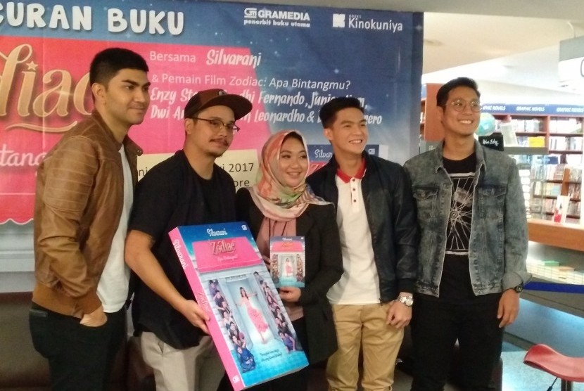 Peluncuran buku Zodiak, dihadiri oleh sejumlah pemeran film Zodiak diantaranya Derby Romero, Junior Liem, dan Dwi Andhika juga Gandhi Fernando.