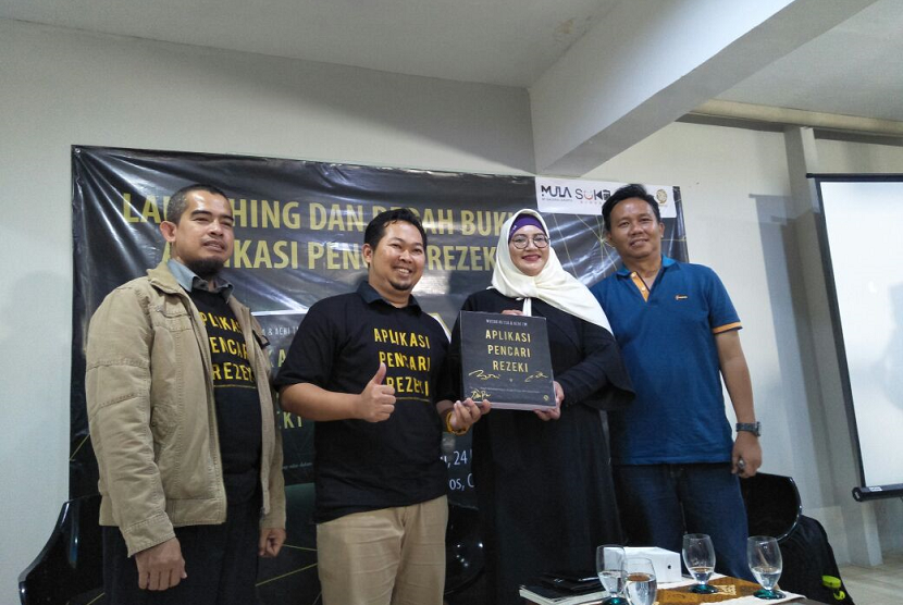 Peluncuran dan bedah buku Aplikasi Pencari Rezeki, karya Wusda Hetsa dan Achi TM, di Mula Galeria, Cilandak, Jakarta Selatan. Sabtu (24/2). 