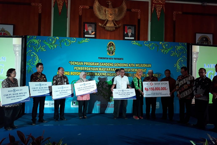 Peluncuran dilakukan Wakil Wali Kota Yogyakarta, Heroe Poerwadi, bersama elemen-elemen pendukung Gandeng Gendong.