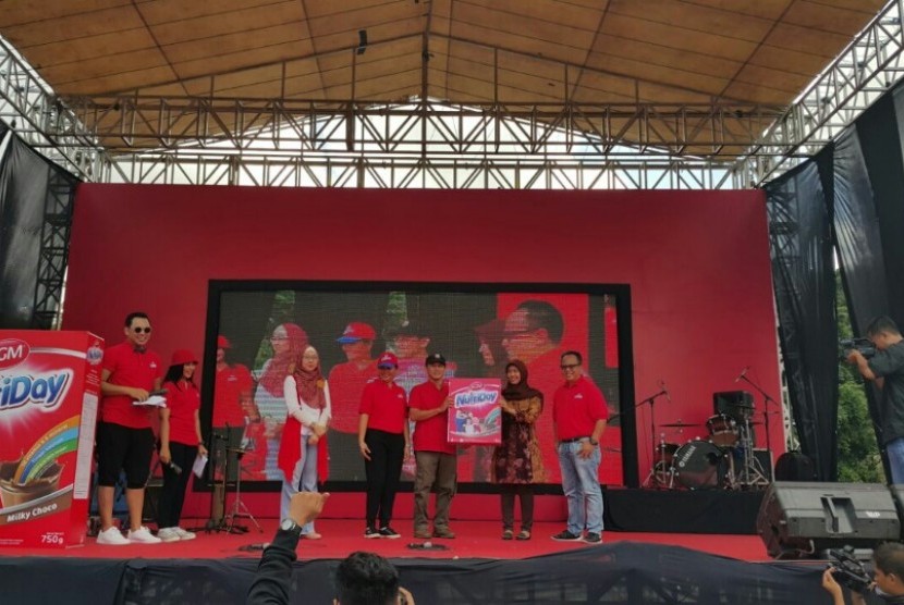 Peluncuran Gerakan 7 Hari Minum Susu oleh Sarihusada, Ahad (29/5), di Surabaya.