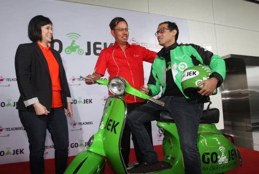  Direktur Sales Telkomsel Mas'ud Khamid (paling tengah), Presiden Direktur Tiphone Mobile Indonesia Tan Lie Pin (paling kiri) dan CEO GO-JEK Nadiem Makarim (paling kanan),pada peluncuran Go Pulsa, pembelian pulsa melalui driver Go Jek