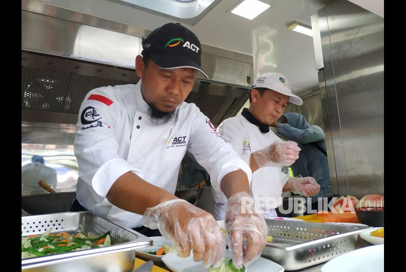  Peluncuran Humanity Food Truck 2.0 Aksi Cepat Tanggap  di Balai Kota Yogyakarta, Jumat (22/3). Food truck ini diresmikan oleh  Wali Kota Yogyakarta, Haryadi Suyuti dan Vice President ACT,  Ibnu Khajar.