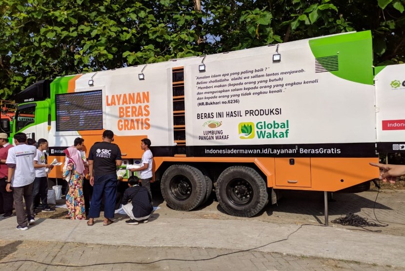  ACT DIY menerjunkan Rice Truck dan Food Truck untuk berbagi beras dan makanan santap di hari juang TNI. Foto:Humanity Rice Truck yang Aksi Cepat Tanggap (ACT).