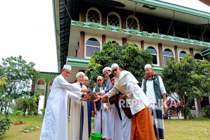 Peluncuran Hutan Wakaf Azzikra di Pesantren Azzikra, Bogor, Ahad (16/3/2025).