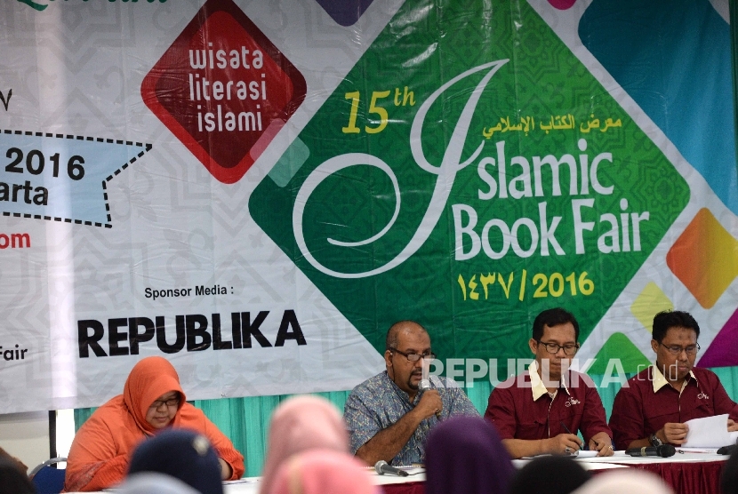 Peluncuran Islamic Book Fair (IBF) 2016. Ketua Panitia IBF 2016 M Anis Baswedan (kedua kiri) memberikan penjelasan saat Peluncuran Islamic Book Fair (IBF) 2016 di Istora Senayan, Jakarta, Kamis (19/11). Pameran buku Islam atau Islamic Book Fair (IBF) 2016 