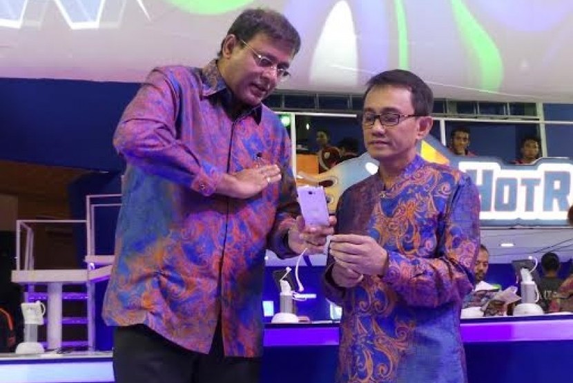 Peluncuran kartu perdana baru oleh Presiden Direktur XL Hasnul Suhaimi  dan Direktur Marketing & Commerce XL – Pradeep Shrivastava di Jakarta (4/6).