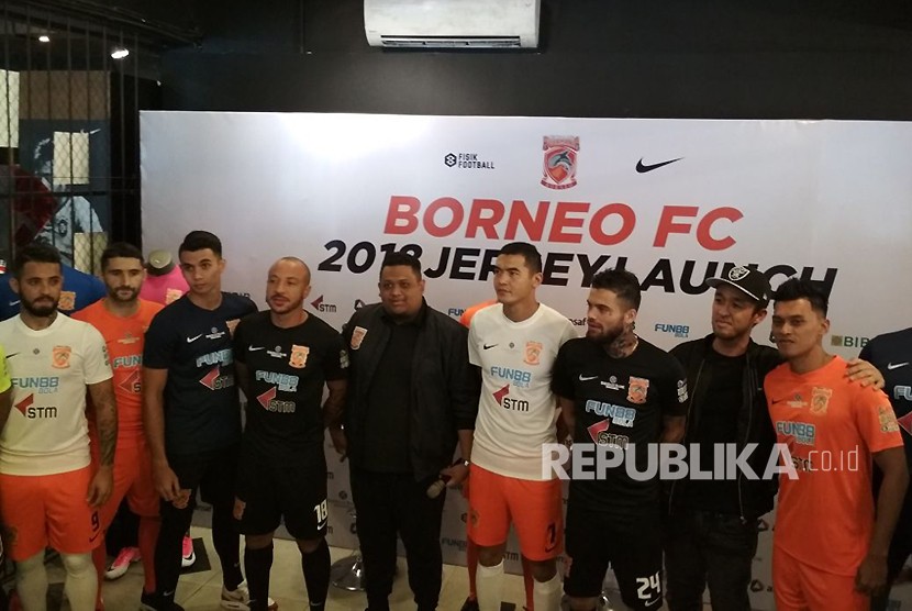 Peluncuran kostum baru Borneo FC di Jakarta, Senin (12/2).