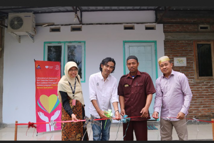  Peluncuran laboratorium komputer yang diberikan Tri kepada SDIT  Zaid Bin Tsabit 3 Salam Magelang yang menggandeng Rumah Zakat.