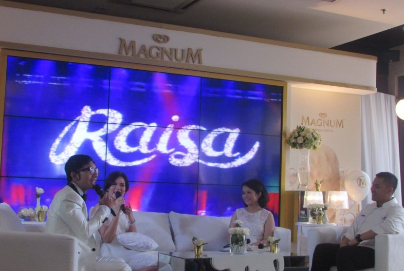 Peluncuran Magnum White Almond di Grand Indonesia, Selasa (26/5), bersama Raisa dan pihak Unilever juga chocolatier Oddie Jamil.