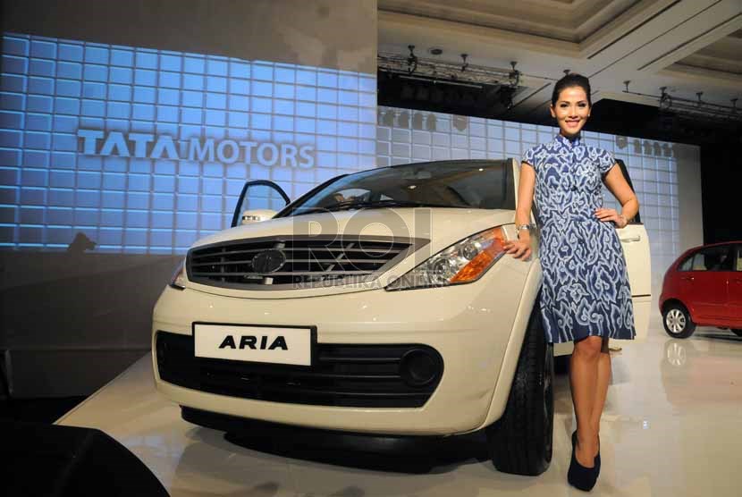  Peluncuran mobil Aria Pure 2.2 MT yang diproduksi Tata Motors India di Jakarta, Selasa (10/9).   (Republika/Amin Madani)