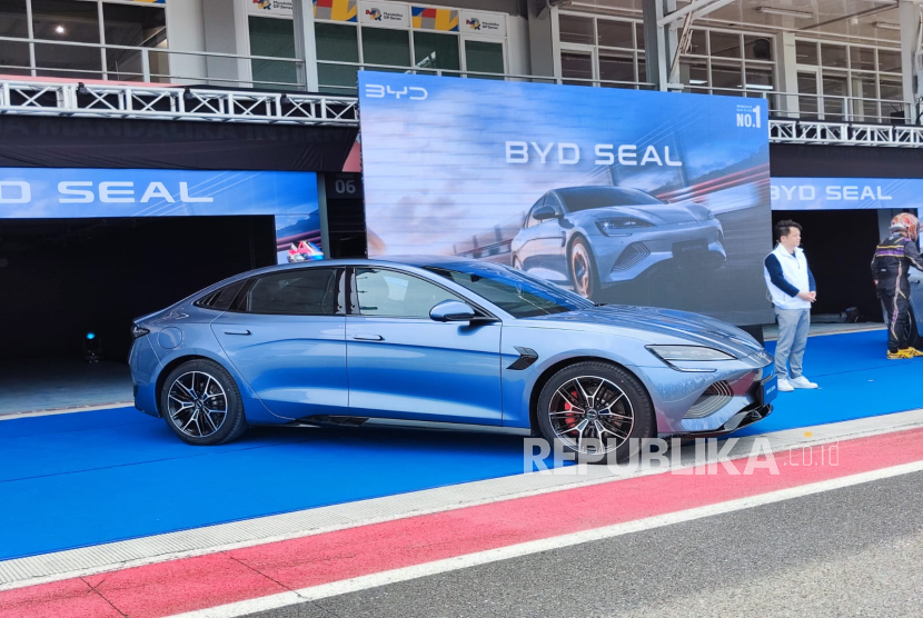 Peluncuran mobil listrik BYD Seal dengan teknologi baru sistem kontrol bodi DiSus yang meningkatkan kenyamanan penumpang oleh Presiden Direktur BYD Motor Indonesia Eagle Zhao di Sirkuit Mandalika, Lombok, Rabu (21/5/2025).  