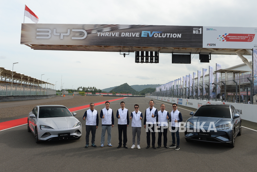 Peluncuran mobil listrik BYD Seal dengan teknologi baru sistem kontrol bodi DiSus yang meningkatkan kenyamanan penumpang oleh Presiden Direktur BYD Motor Indonesia Eagle Zhao di Sirkuit Mandalika, Lombok, Rabu (21/5/2025).  Tampak para petinggi BYD Indonesia berfoto bersama bersama BYD New Seal 2025 di Sirkuit Mandalika.