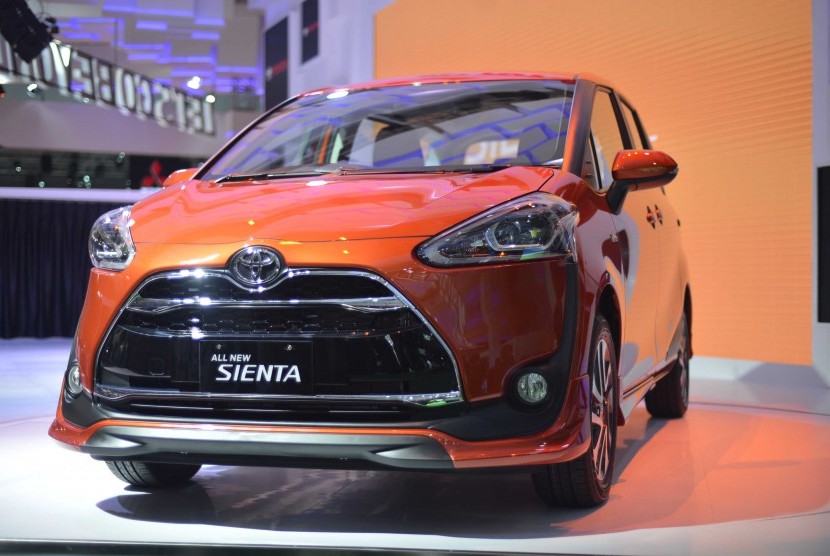 Peluncuran MPV Toyota Sienta di ajang IIMS 2016