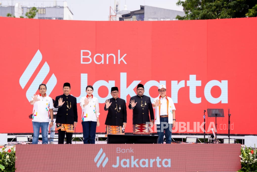 Peluncuran nama dan logo baru Bank DKI di Taman Literasi Martha Christina Tiahahu, Jakarta, Ahad (22/6/2025). Kini, nama Bank DKI telah resmi berubah menjadi Bank Jakarta. 