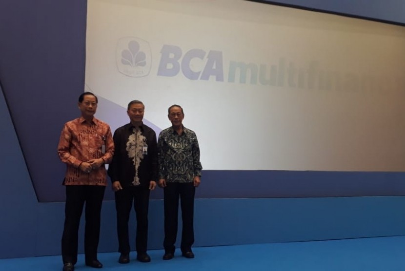 Peluncuran nama entitas baru BCA Multi Finance dari CS Finance dilakukan oleh Presiden Direktur BCA Jahja Setiaatmadja, didampingi oleh Direktur BCA Henry Koenaifi dan Presiden Direktur BCA Multi Finance Herwandi Kuswanto di Grand Mercure Kemayoran Jakarta, Jumat (11/10). 